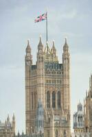 bellissimo Basso angolo Visualizza di storico grande Ben orologio Torre a partire dal fiume Tamigi e Londra occhio, Westminster centrale Londra, Inghilterra grande Gran Bretagna, UK. Immagine catturato durante nuvoloso giorno di agosto 2°, 2023 foto