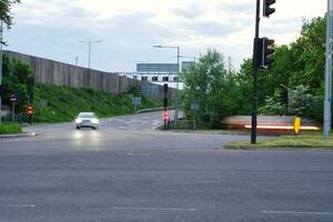 lungo esposizione città e strada metraggio di sera traffico al di sopra di luton città di Inghilterra UK. catturato su Maggio 15, 2023 foto