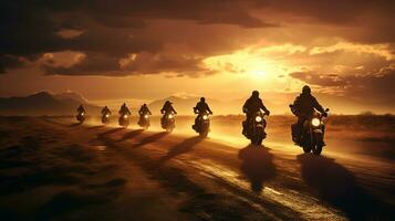 motociclisti su il strada a tramonto foto