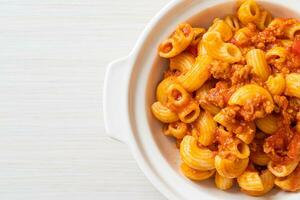 maccheroni con salsa di pomodoro e carne di maiale macinata foto