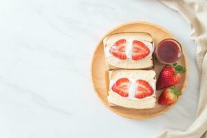 pancake sandwich fragola panna fresca foto