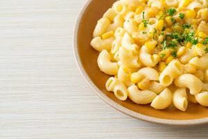 maccheroni cremoso Mais formaggio su piatto foto