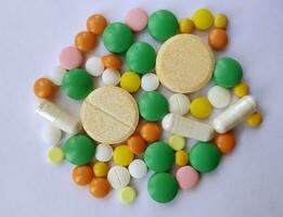 pila di colorato pillole, medicina sfondo foto
