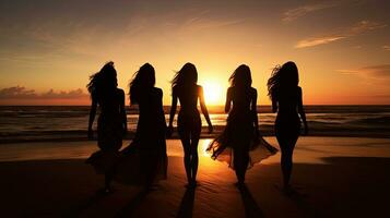 ragazze su spiaggia a tramonto delineato. silhouette concetto foto