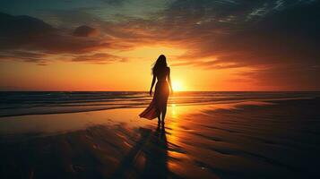 solitario donna osservando tramonto su spiaggia. silhouette concetto foto