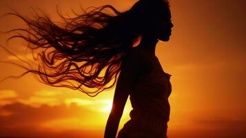 tramonto silhouette di un' donna foto