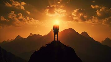 soleggiato schema di un' montagna uomo. silhouette concetto foto