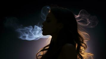 un' sbalorditivo femmina silhouette con lungo capelli illuminato di un' veloce nel il buio è raffigurato nel tutti e due pieno viso e profilo con un' fumoso sfondo foto