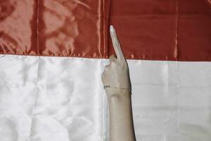 mani Esprimere a gesti segni di numero isolato di indonesiano rosso e bianca bandiera. dell'Indonesia indipendenza giorno concetto foto