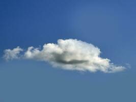 singolo bianca nube al di sopra di blu cielo sfondo. soffice cumulo nube forma foto