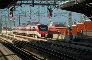 bangkok, thailandia-agosto 19, 2023-treno di il stato ferrovia di Tailandia rosso linea servizio in arrivo a wat Samien nari stazione. foto