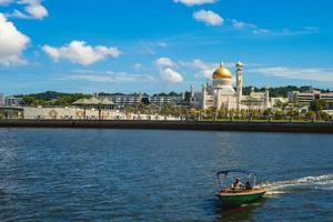 moschea di omar ali saifuddien a bandar seri begawan, brunei foto