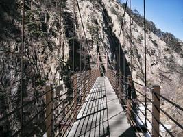 ponte sospeso nelle bellissime montagne seoraksan. vista frontale