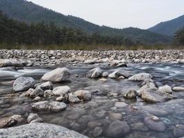 fiume di montagna nelle montagne di seoraksan. foto con esposizione. Corea del Sud