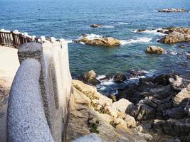 bellissima costa rocciosa nel tempio naksansa, corea del sud foto