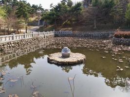 il laghetto nel tempio naksansa. città di yangyang, corea del sud foto