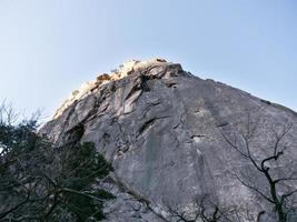 grande roccia nelle montagne di seoraksan, corea del sud
