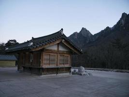 case asiatiche nel tempio sinheungsa. parco nazionale di seoraksan. Corea del Sud foto