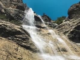 l'acqua cade uchan-su in Crimea. vista dal basso foto