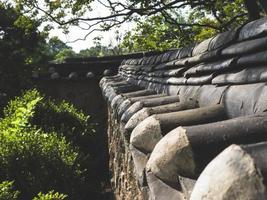 vecchio recinto di pietra nel villaggio tradizionale della corea del sud foto