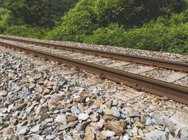 binari ferroviari nella foresta. Corea del Sud foto