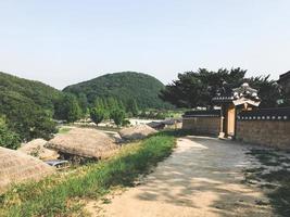 vecchia casa asiatica nel tradizionale villaggio coreano. Corea del Sud foto