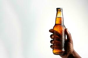 un' maschio mano Tenere su un' bottiglia di birra isolato su un' bianca sfondo con copia spazio. ai generato foto