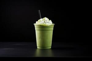 verde tè frappucino con frustato crema nel un' porta via tazza isolato su buio sfondo. ai generato foto
