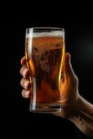 un' maschio mano Tenere su un' bicchiere di birra isolato su un' nero sfondo. ai generato foto