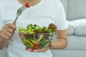 dieta e dieta, godere mangiare. salutare donna hold insalata cibo e sensazione contento. bellezza sottile femmina corpo ottiene peso perdita obbiettivo per salutare vita, pazzo di magrezza, magro vita, nutrizionista. foto