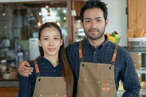 Asia coppia proprietario contento il primo giorno di piccolo attività commerciale bar. garanzie sicurezza, pulizia, Aperto il caffè negozio. nuovo normale. me, Benvenuto, ristorante, casa fatto, famiglia foto