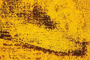 oranda arrugginito astratto dipinto metallo sfondo. giallo struttura di vecchio piatto con Marrone ruggine foto