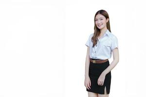 ritratto di adulto tailandese alunno nel Università alunno uniforme. asiatico bellissimo ragazza in piedi con sua sorridente felicemente mentre isolato su bianca sfondo. foto
