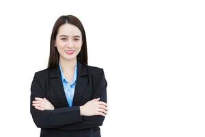 professionale giovane asiatico donna ufficio lavoratore chi ha lungo capelli indossa nero formale completo da uomo con blu camicia mentre lei braccio attraversamento e sorridente felicemente mentre isolato su bianca sfondo. foto