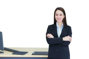 asiatico professionale Lavorando donna chi ha lungo capelli indossa nero formale completo da uomo con blu camicia mentre lei braccio attraversamento e fiducioso sorrisi nel ufficio camera mentre Lavorando isolato su bianca sfondo.. foto