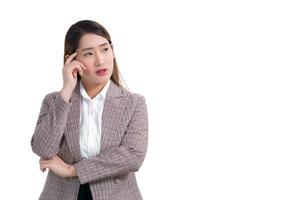 professionale giovane asiatico donna ufficio lavoratore nel formale completo da uomo è pensiero qualcosa mentre isolato su bianca sfondo. foto