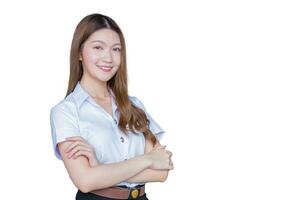 ritratto di giovane tailandese alunno nel Università alunno uniforme. asiatico bellissimo ragazza in piedi sorridente con sua braccia attraversato con isolato su bianca sfondo. foto