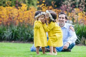 famiglia di quattro avendo divertimento all'aperto nel un' bellissimo soleggiato giorno a il parco. felicità concetto. famiglia concetto. foto