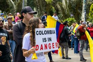 bogotà, Colombia, 16 agosto 2023. marzo chiede per gustavo petro incriminazione. tranquillo, calmo protesta marzo nel bogotà Colombia contro il governo di gustavo petro chiamato la marcha de la maioria. foto