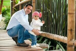 giovane padre avendo divertimento all'aperto con il suo bambino ragazza. paternità concetto. felicità concetto. famiglia concetto foto