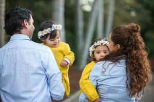 famiglia di quattro avendo divertimento all'aperto nel un' bellissimo soleggiato giorno a il parco. felicità concetto. famiglia concetto. foto