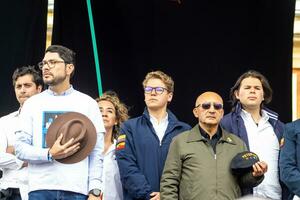 bogotà, Colombia, 16 agosto 2023. marzo chiede per gustavo petro incriminazione. tranquillo, calmo protesta marzo nel bogotà Colombia contro il governo di gustavo petro chiamato la marcha de la maioria. foto