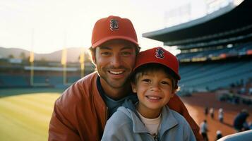 uomo e figlio su baseball gioco foto