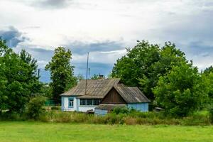 bellissimo vecchio abbandonato edificio azienda agricola Casa nel campagna su naturale sfondo foto