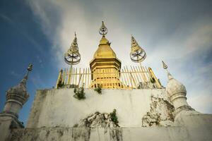 phatat pusi su superiore di montagna nel wat phatat pusi tempio uno di maggior parte popolare in viaggio destinazione nel cuore di luangprabang cittadina foto