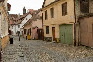 medievale strada con storico edifici nel il cuore di Romania. sibiu il orientale europeo cittadella città. viaggio nel Europa foto