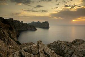 escursioni a piedi vacanze Maiorca, Spagna. bellissimo immagine con paesaggio di serra de tramuntana montagne nel il isola di maiorca nel mediterraneo mare. Paradiso per motociclisti. avventura viaggio. foto