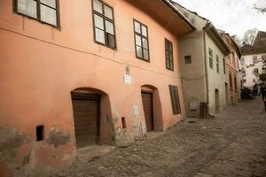 un' bellissimo medievale cittadella città di sighisoara nel il cuore di Romania, Transilvania viaggio destinazione nel orientale Europa. foto