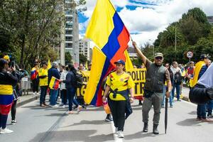bogotà, Colombia, 16 agosto 2023. marzo chiede per gustavo petro incriminazione. tranquillo, calmo protesta marzo nel bogotà Colombia contro il governo di gustavo petro chiamato la marcha de la maioria. foto