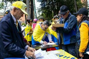 bogotà, Colombia, 16 agosto 2023. persone firma per il cabildo aperto. marche chiede per gustavo petro incriminazione. foto